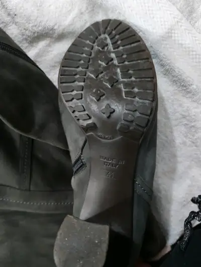 Botas de cuero gris con tacón alto y tachas - miniatura 2