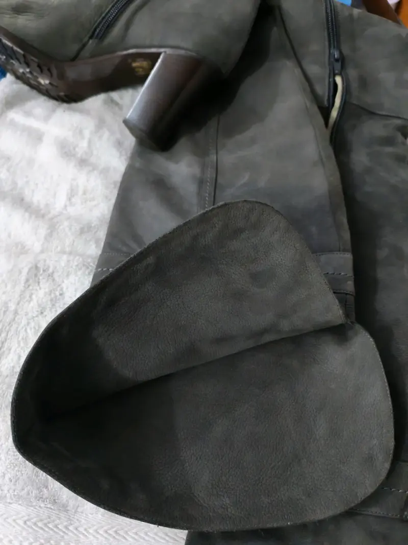 Botas de cuero gris con tacón alto y tachas - 3