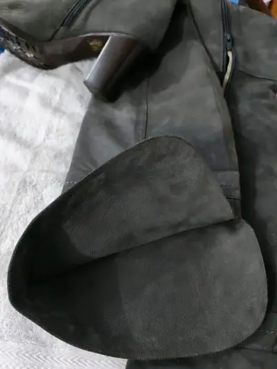 Botas de cuero gris con tacón alto y tachas - miniatura 3