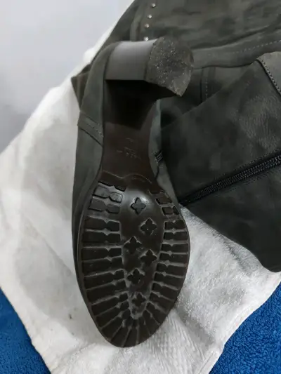 Botas de cuero gris con tacón alto y tachas - miniatura 4