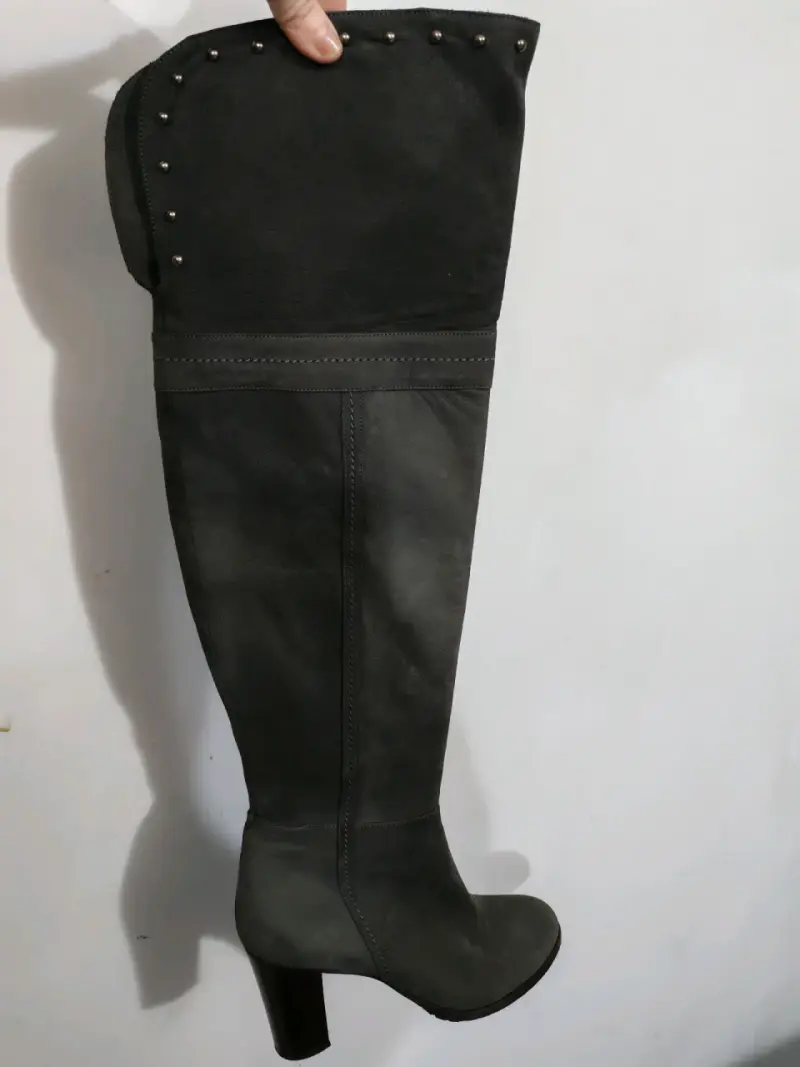 Botas de cuero gris con tacón alto y tachas - 5