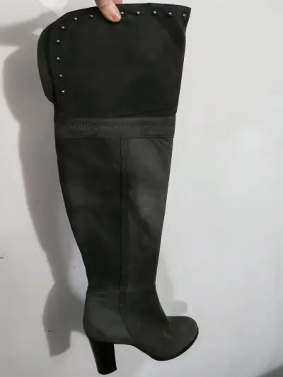 Botas de cuero gris con tacón alto y tachas - miniatura 5
