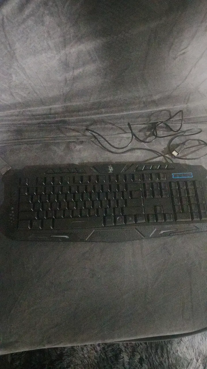 Teclado gamer con cable USB retroiluminado