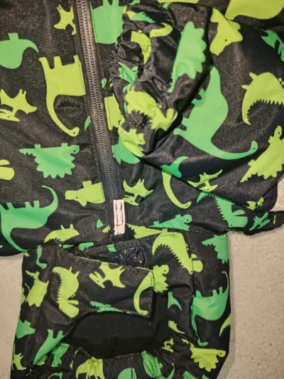 Enterito impermeable infantil con diseño de dinosaurios - miniatura 2