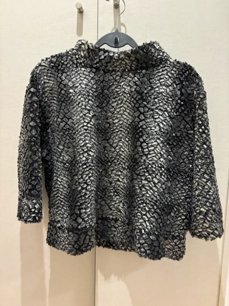 Chaleco de mujer con textura escamosa en negro y g - 1