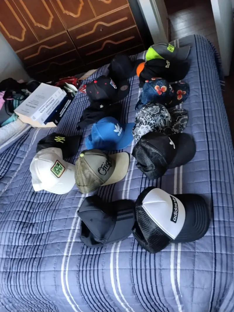 Lote de gorras variadas de marcas reconocidas - 2