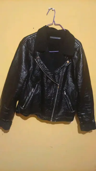 Chaqueta de cuero sintético negra con forro - miniatura 1