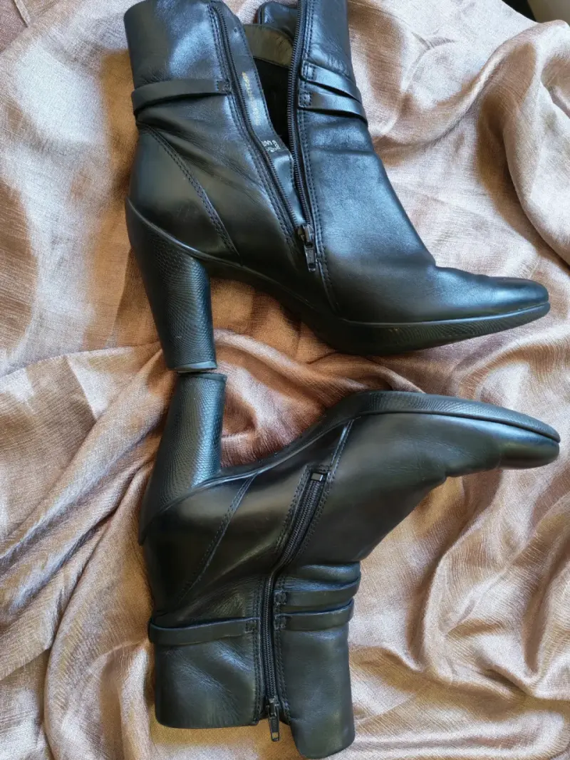 Botines de cuero negro con tacón alto - 1