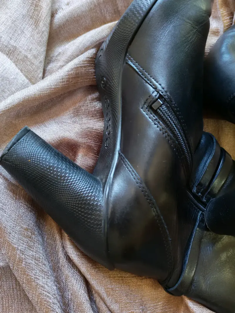 Botines de cuero negro con tacón alto - 2