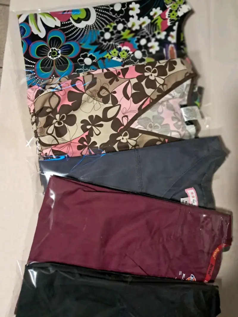 uniformes médicos de varios colores - 4