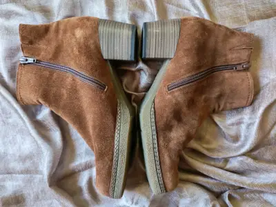 Botines de gamuza marrón con tacón - miniatura 1