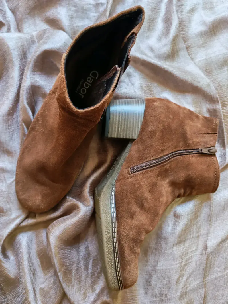 Botines de gamuza marrón con tacón - 2