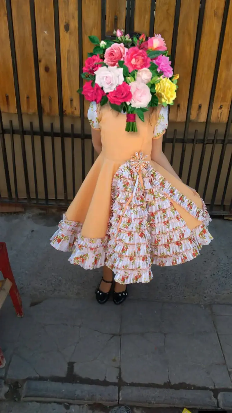 Vestido de niña con volantes y estampado floral