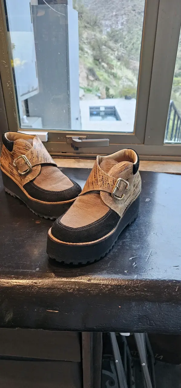 Botin/zapato de cuero con hebilla y suela grues - 2