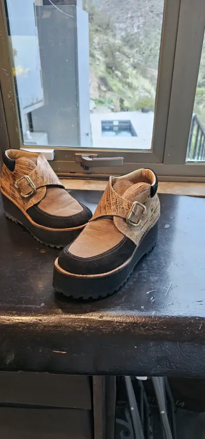 Botin/zapato de cuero con hebilla y suela grues - miniatura 2