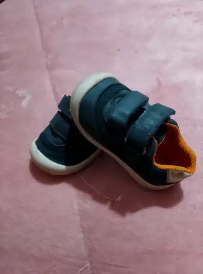 Zapatos para bebé azul y verde con velcro - miniatura 1