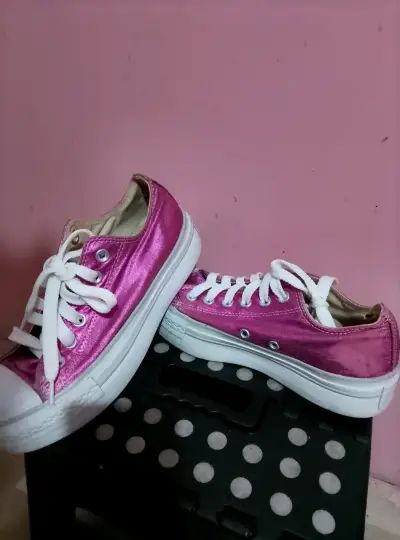 Zapatillas rosadas brillantes para mujer - miniatura 1