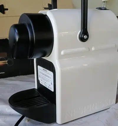 Máquina de café Nespresso Inissia blanca compacta - miniatura 1