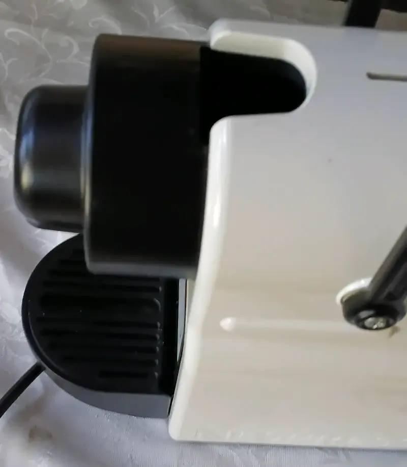 Máquina de café Nespresso Inissia blanca compacta - 2