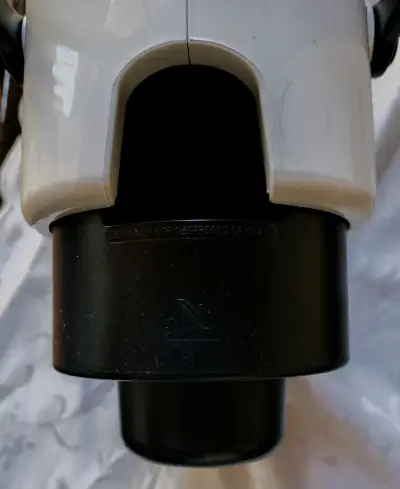 Máquina de café Nespresso Inissia blanca compacta - miniatura 6