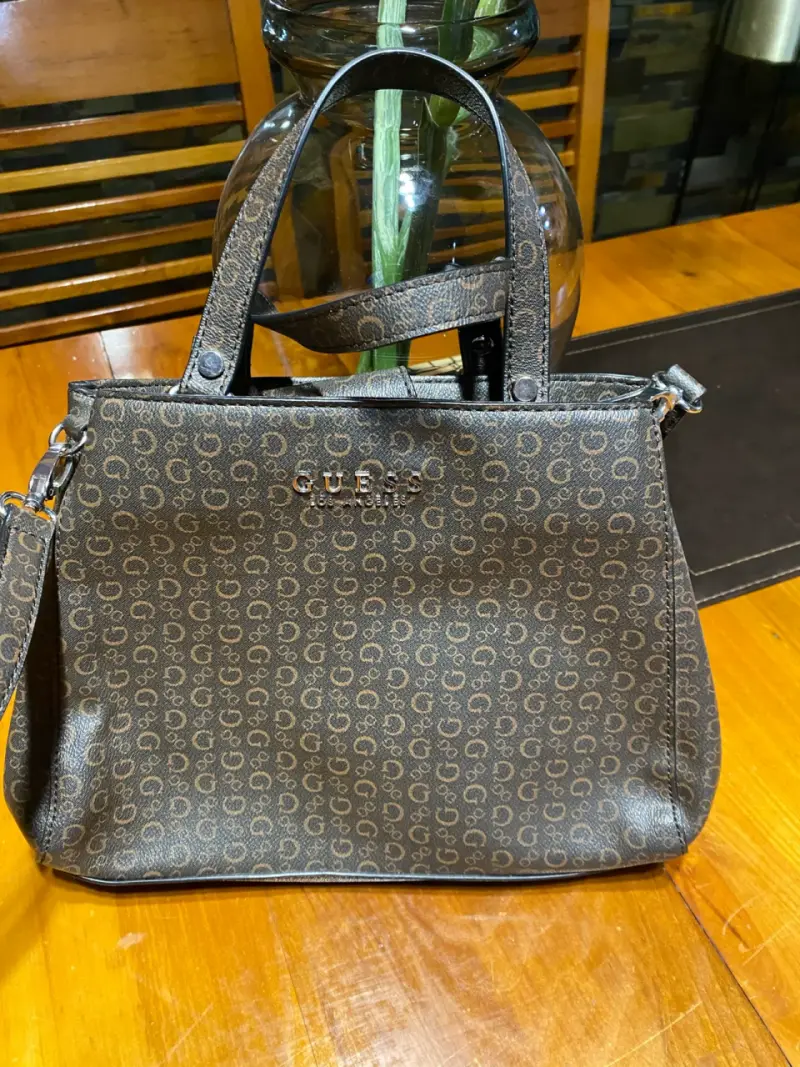 Bolso de mano Guess marrón con estampado - 1