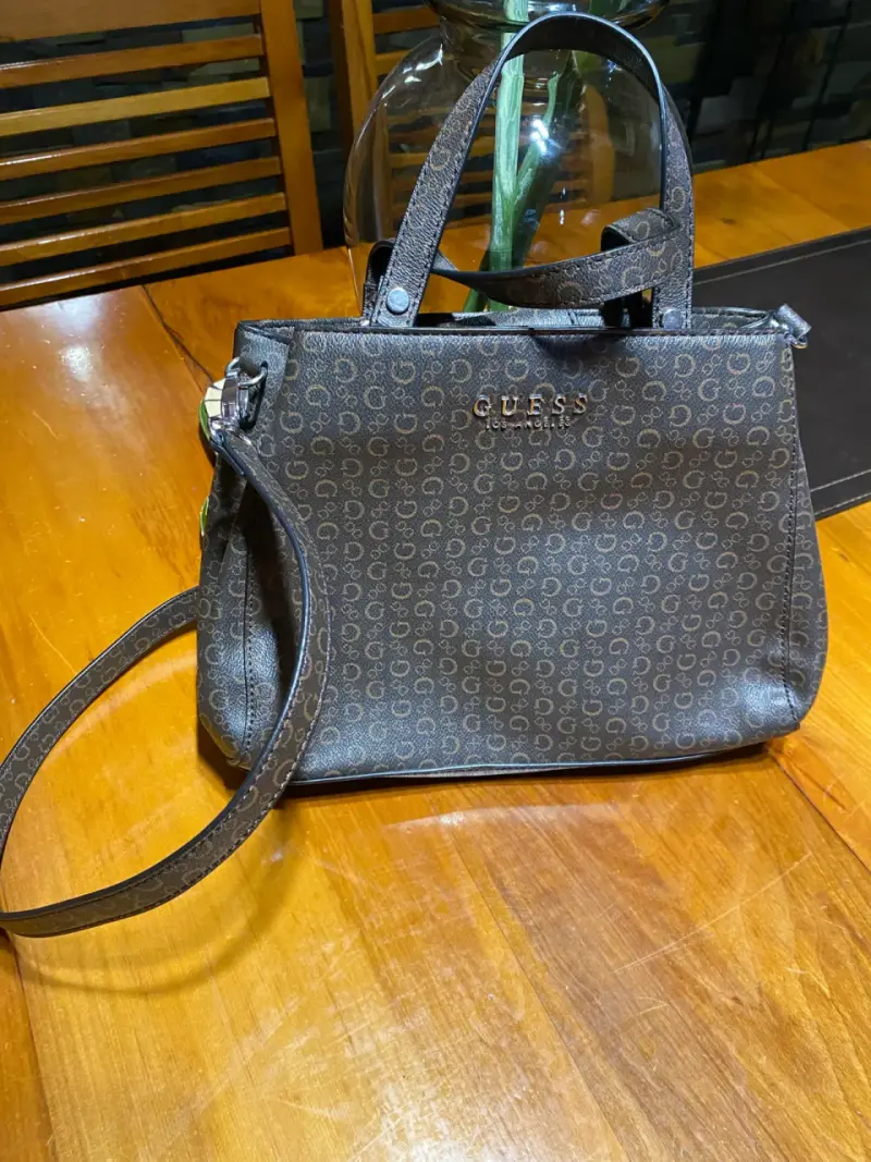 Bolso de mano Guess marrón con estampado - 2