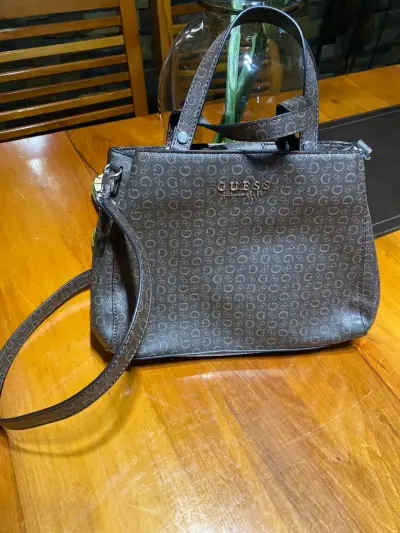 Bolso de mano Guess marrón con estampado - miniatura 2