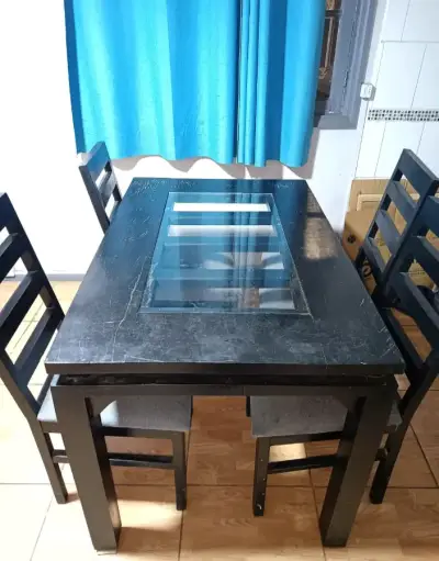 Juego de comedor negro con vidrio para 4 personas - miniatura 1