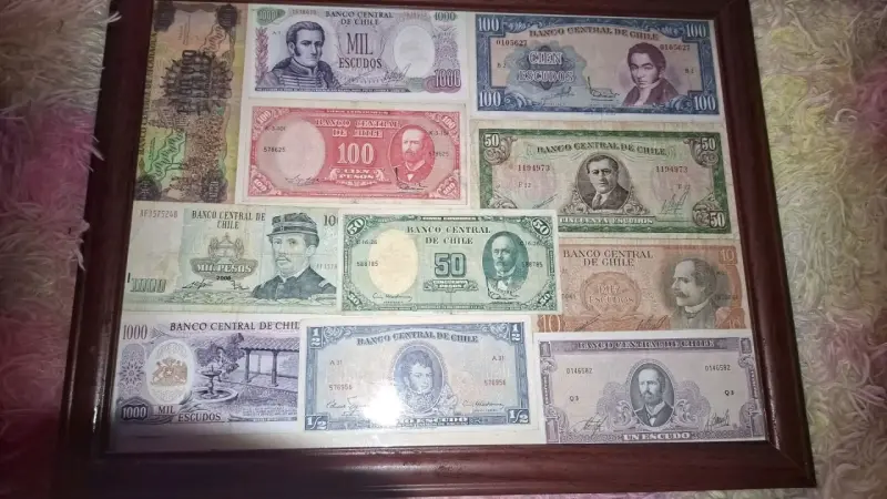 Cuadro con billetes antiguos de Chile enmarcados