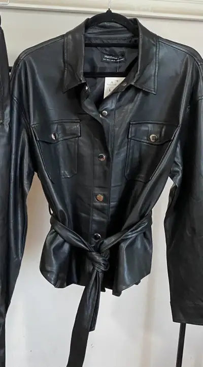 Camisa ecocuero, nueva. Talla L - miniatura 3