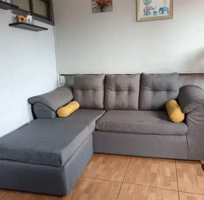 Sofá seccional gris con chaise longue - miniatura 1
