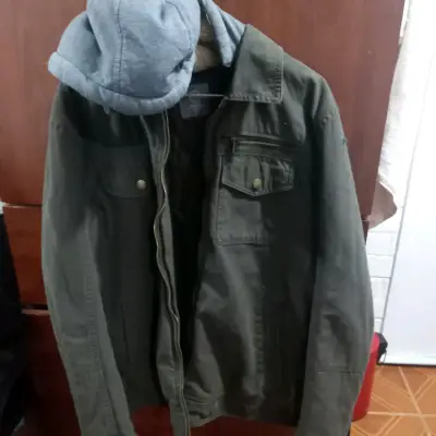 Chaqueta verde con capucha desmontable para hombre - miniatura 1