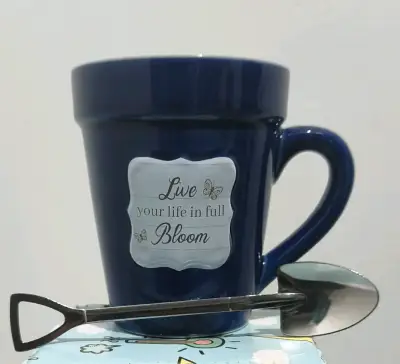 Taza azul con frase decorativa y cuchara de pala - miniatura 1