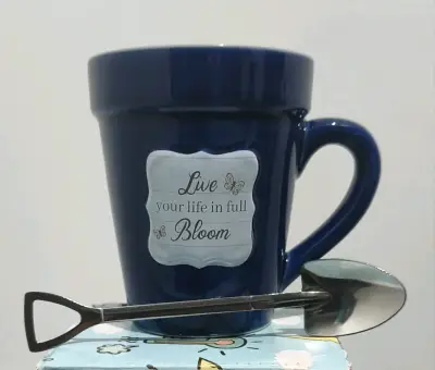 Taza azul con frase decorativa y cuchara de pala - miniatura 2