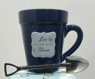 Taza azul con frase decorativa y cuchara de pala - miniatura 3