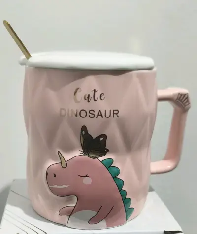 Taza de cerámica rosa con diseño de dinosaurio - miniatura 1