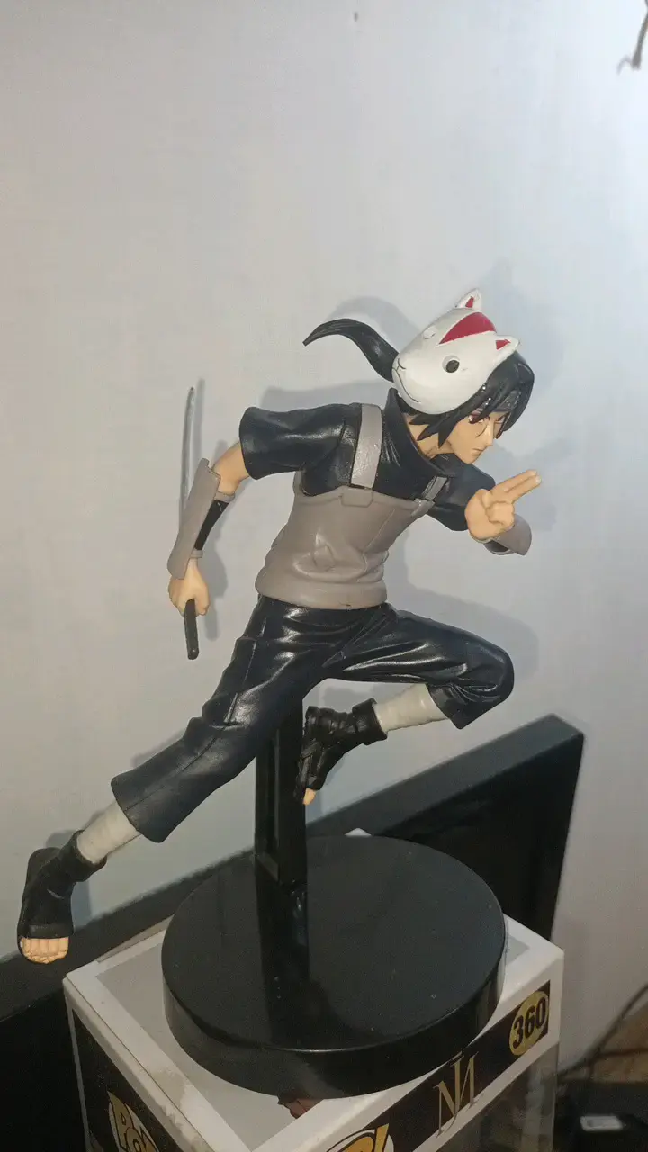 Figura de acción de personaje anime con máscara - 1