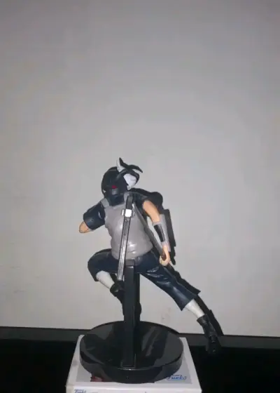 Figura de acción de personaje anime con máscara - miniatura 3