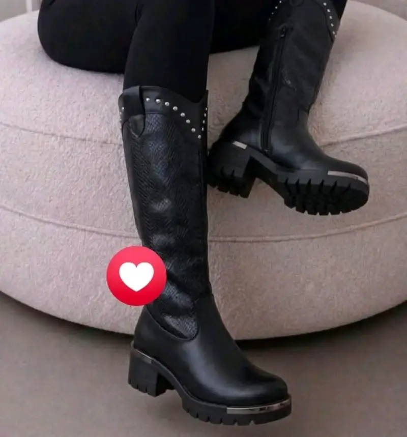 Botas negras de cuero con tachas - 1