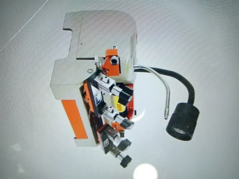 Máquina de duplicado de llaves automática - 1