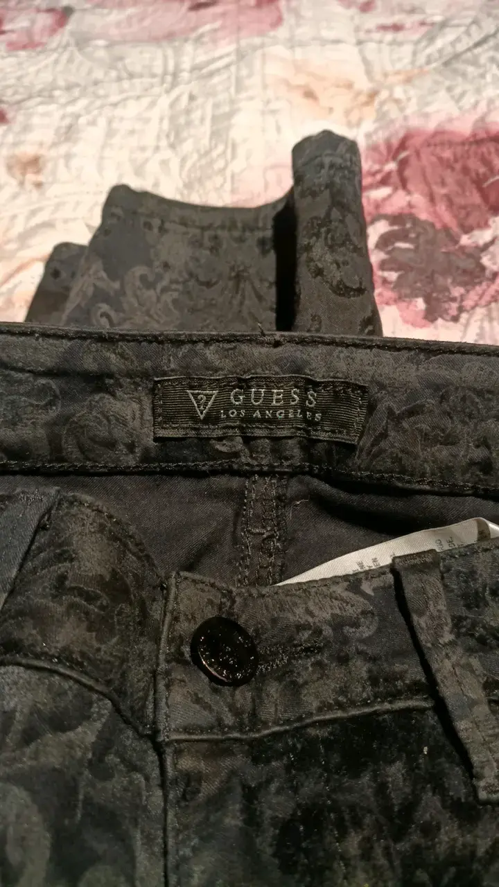 Pantalones Guess negros con diseño floral - 2