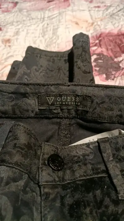 Pantalones Guess negros con diseño floral - miniatura 2