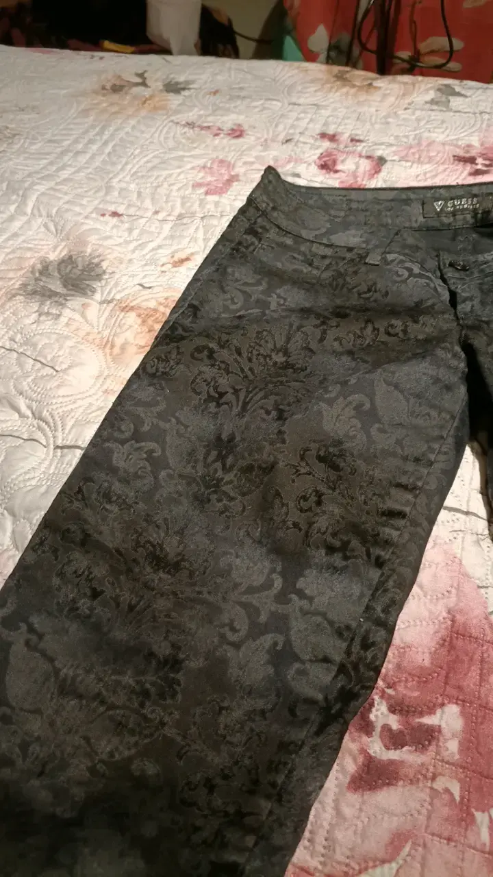 Pantalones Guess negros con diseño floral - 3