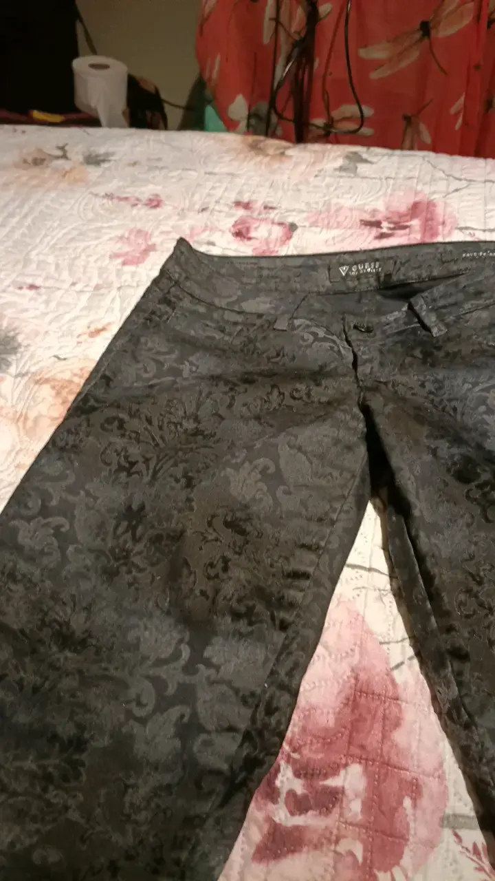 Pantalones Guess negros con diseño floral - 4