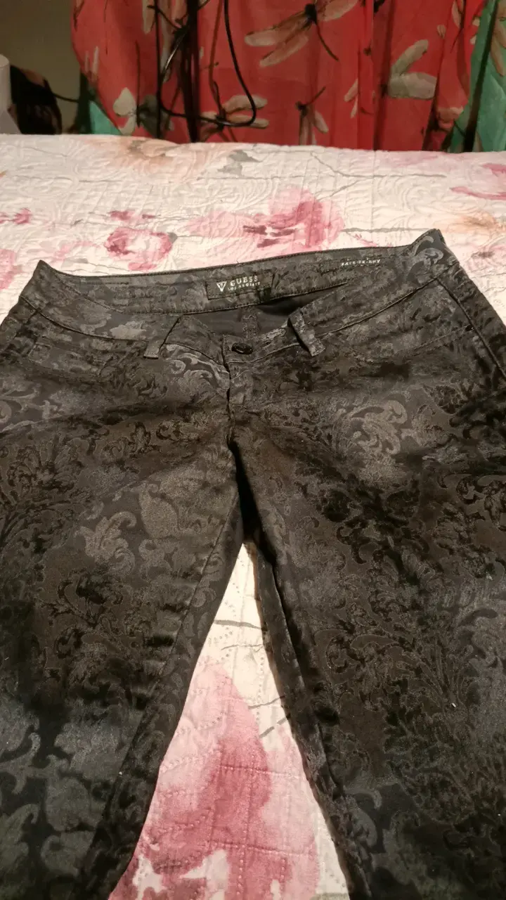 Pantalones Guess negros con diseño floral - 5