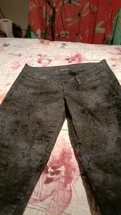 Pantalones Guess negros con diseño floral - miniatura 6