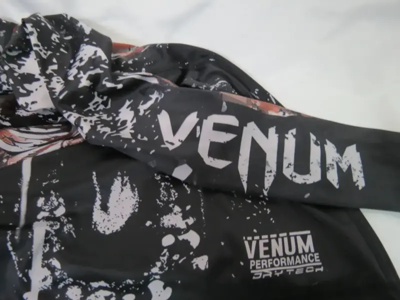 Polera deportiva de manga larga con diseño de gorila - 5