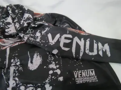 Polera deportiva de manga larga con diseño de gorila - miniatura 5