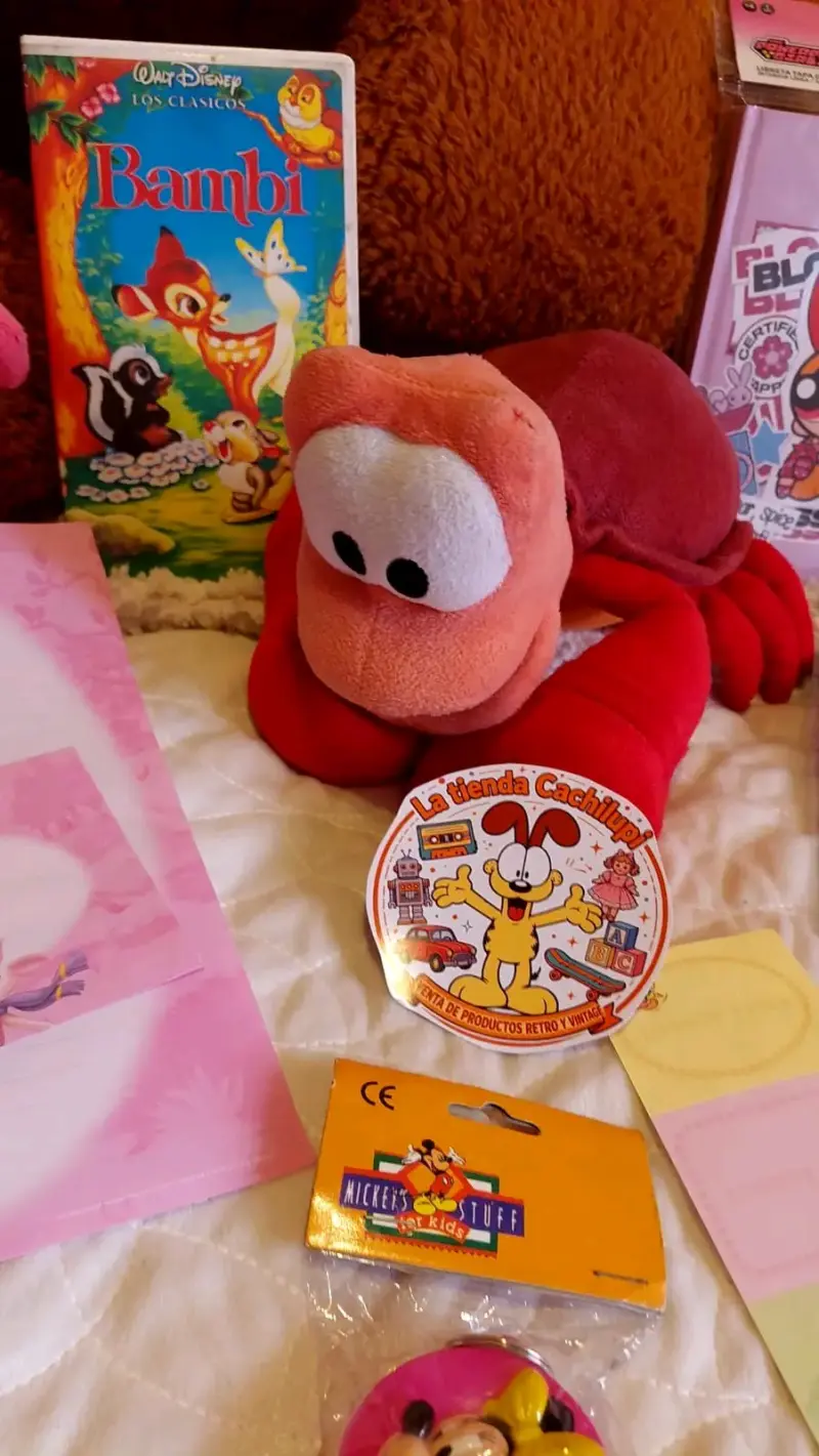 Peluche rojo de cangrejo con ojos grandes