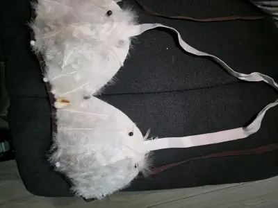 Pascuen de plumas blancas con detalles artesanales - miniatura 2